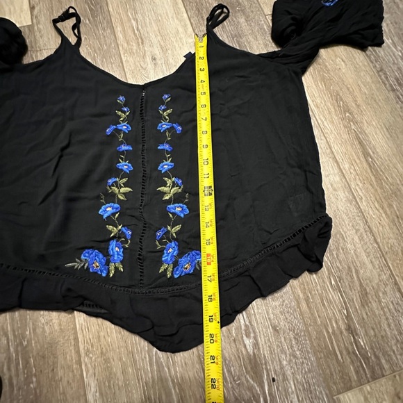 🛍️American Eagle outfitters embroidered cold shoulder top Size M excellent - Picture 6 of 9